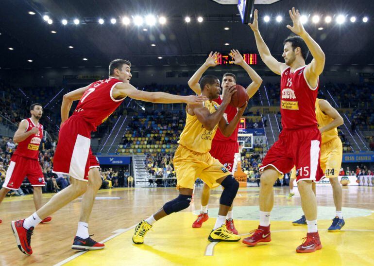 GRA443. LAS PALMAS DE GRAN CANARIA, 11/03/2015.- El jugador del Herbalife Gran Canaria Eulis Baez y los jugadores del Cedevita Zagreb Miro Bilan (d) e Ivan Ramljak (i), durante el partido de octavos de final de la Eurocopa que ambos equipos disputaron hoy en el Gran Canaria Arena, en Las Palmas de Gran Canaria. EFE/Elvira Urquijo A.
