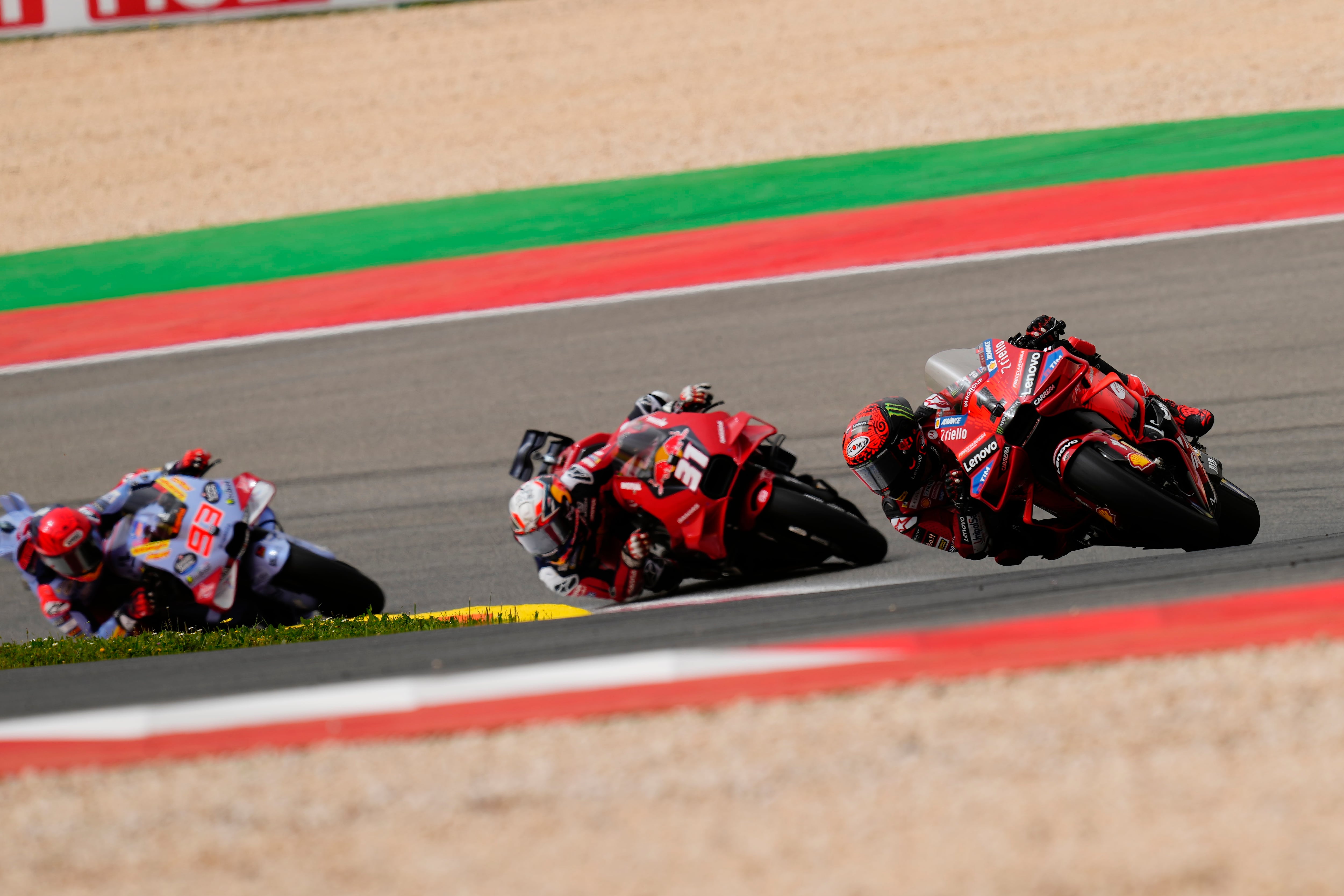 Pecco Bagnaia, Pedro Acosta y Marc Marquez, durante el GP de Portugal. (Jose Breton/Pics Action/NurPhoto via Getty Images)