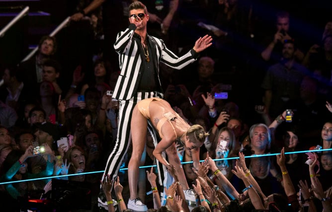 Miley Cyrus junto a Blurred Lines bailando durante su polémica actuación en la gala de los MTV 2013