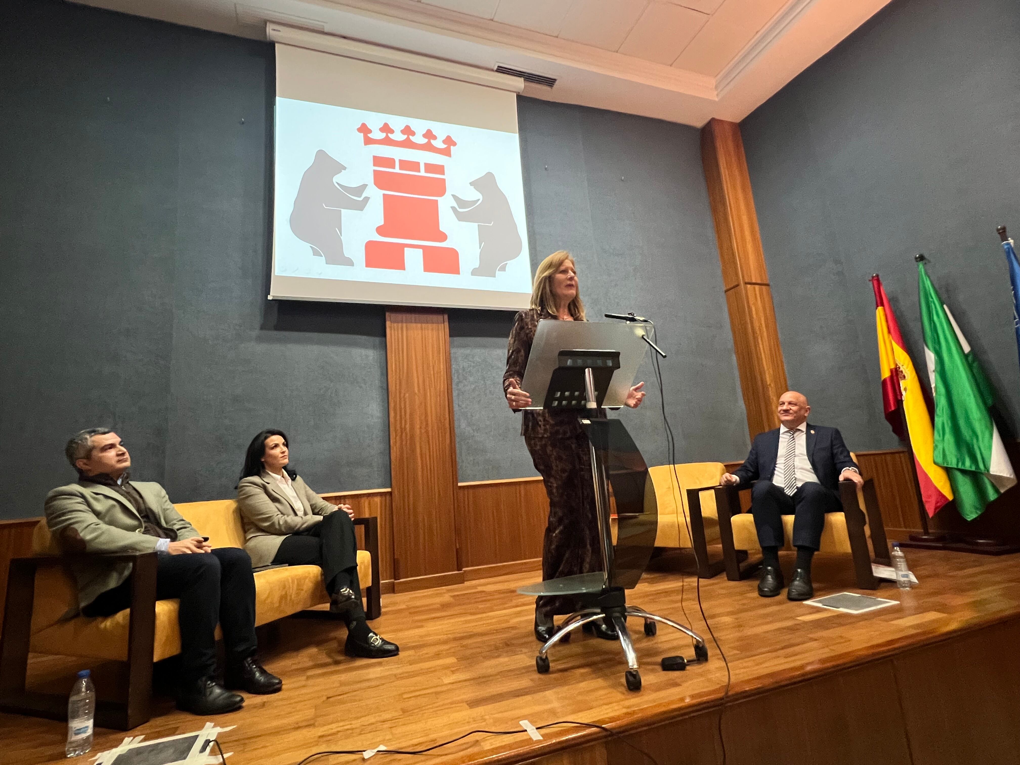 La alcaldesa de Osuna, Rosario Andújar, durante la ponencia celebrada en la sede de Apymer de Ronda