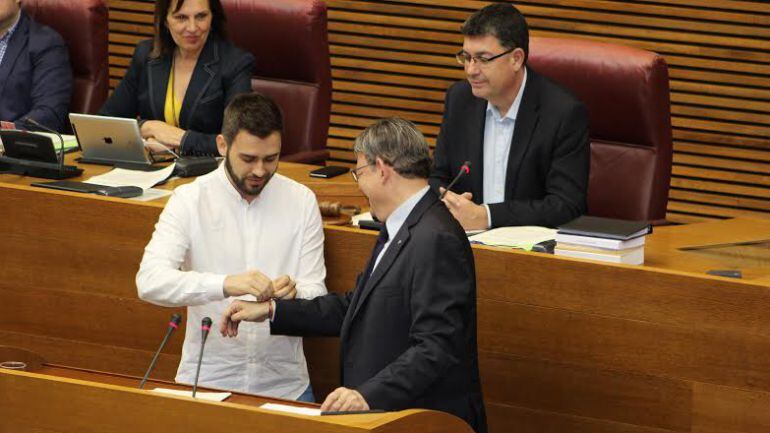 El portavoz de Compromís le entrega una pulsera &quot; arcoiris&quot; al president puig