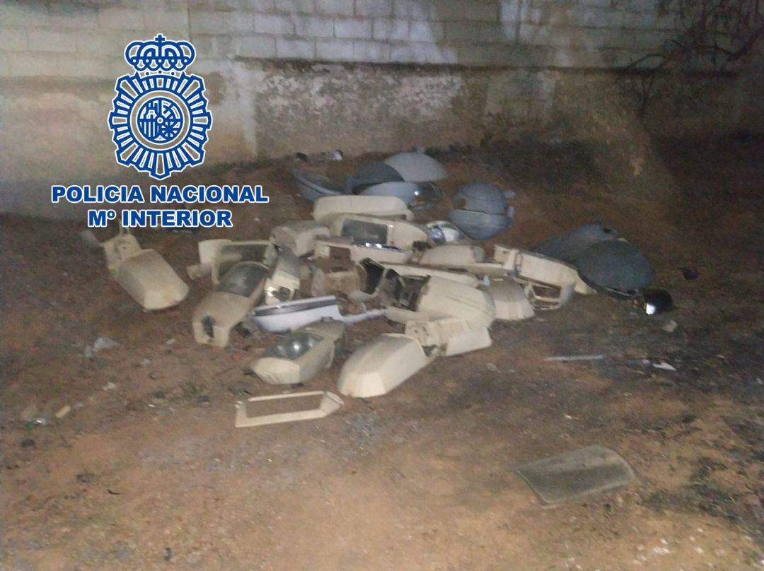 Lámparas de farolas que los jóvenes habían intentado sustraer.