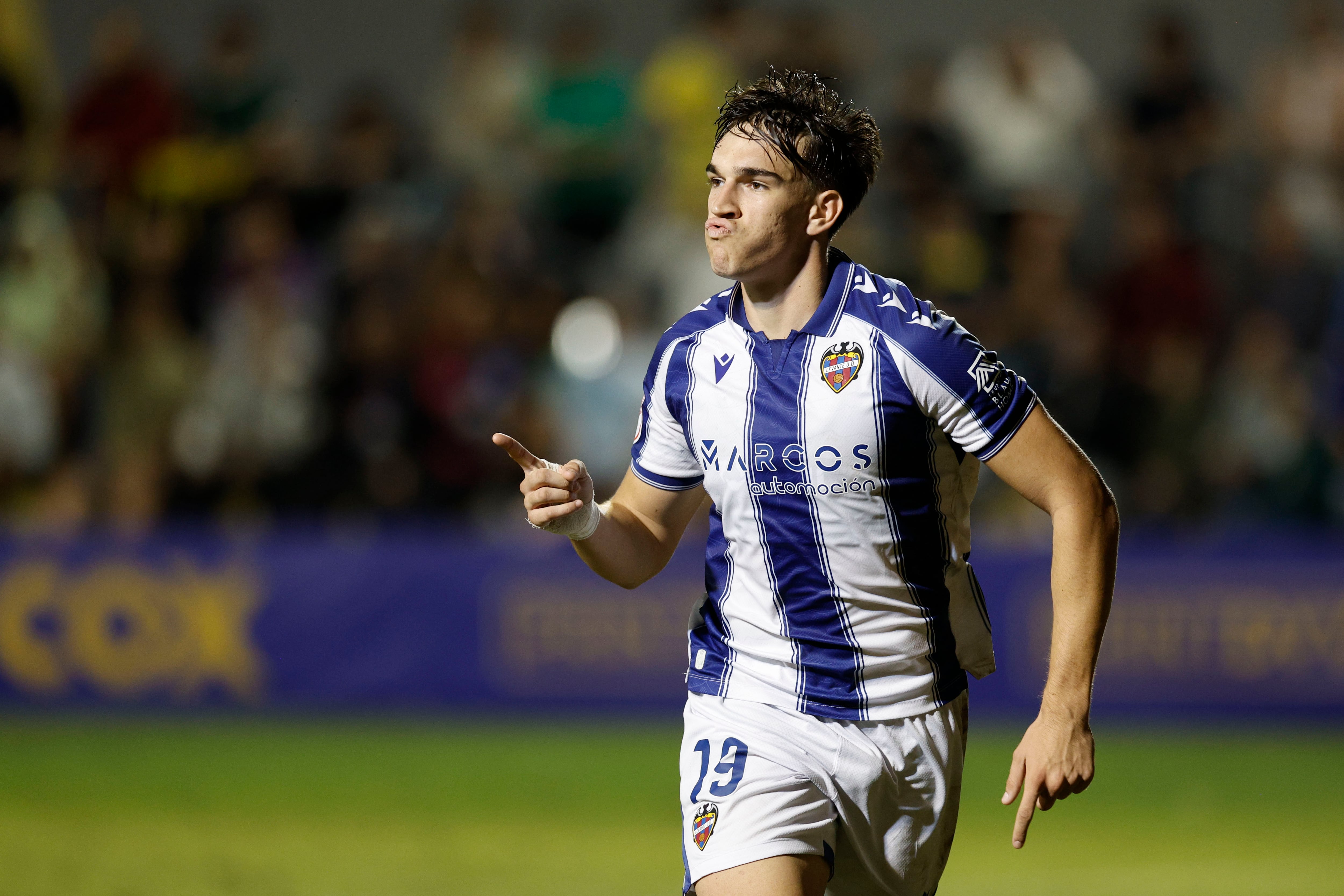ORIHUELA (ALICANTE), 30/10/2025.- El delantero del Levante Carlos Espí celebra su segundo gol, cuarto del equipo, durante el partido de la primera ronda de la Copa del Rey de fútbol que Orihuela y Levante UD disputan este jueves en el Estadio Municipal Los Arcos. EFE/ Kai Forsterling
