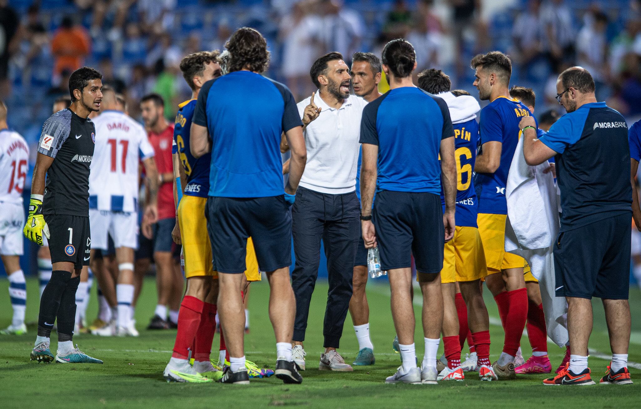 Eder Sarabia dona instruccions durant un moment del partit contra el Leganès, en la primera jornada de lliga.