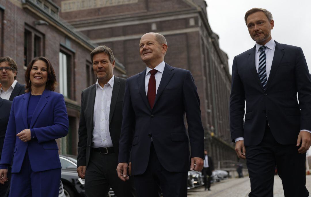 Christian Lindner, líder de los liberales, Olaf Scholz, el próximo canciller alemán y líder del SPD, junto con Robert Habeck y Annalene Baerbock, colíderes del partido verde.