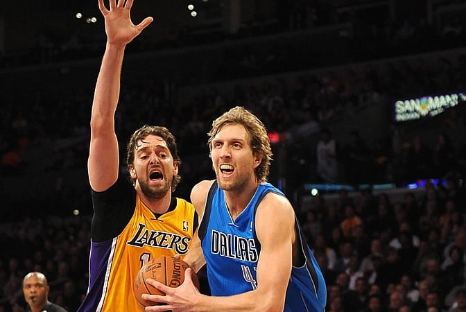 Gasol defiende a Dirk Nowitzki