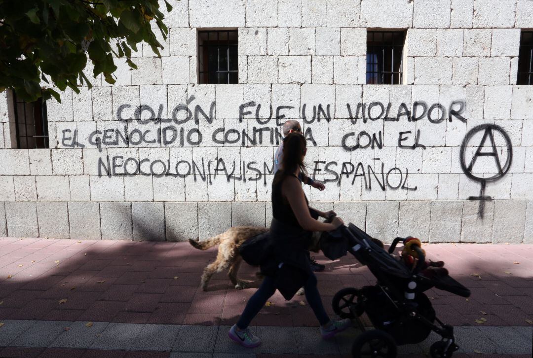 Pintadas contra Colón en la fachada del edificio que alberga la Casa Museo Colón en Valladolid