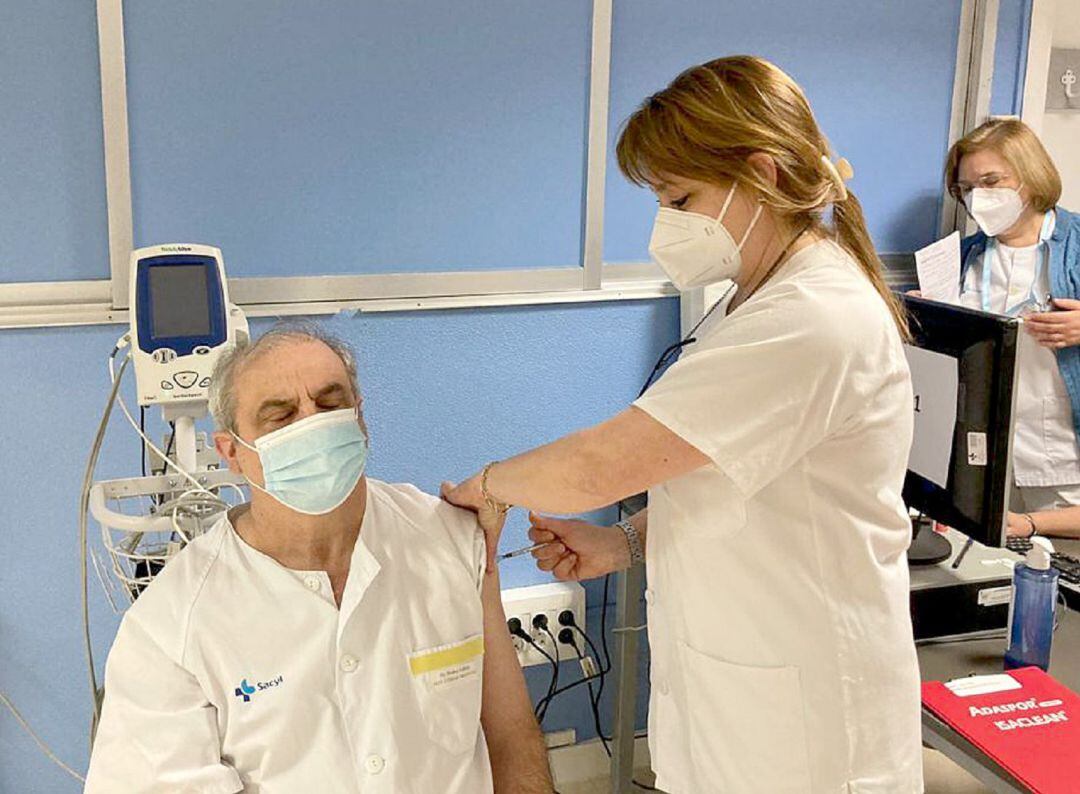 El jefe de Urgencias del Complejo Asistencial Universitario de Palencia se vacunaba esta mañana