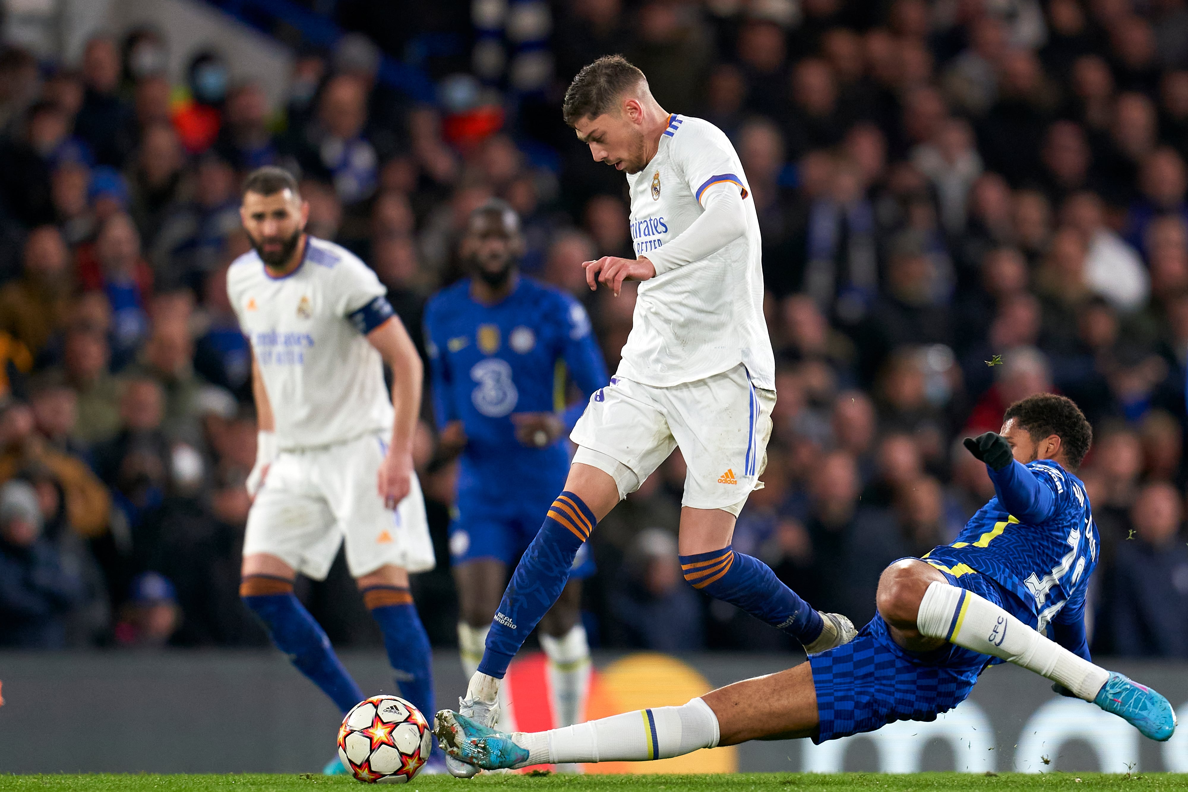 Valverde intenta zafarse de un rival, durante el Chelsea - Real Madrid