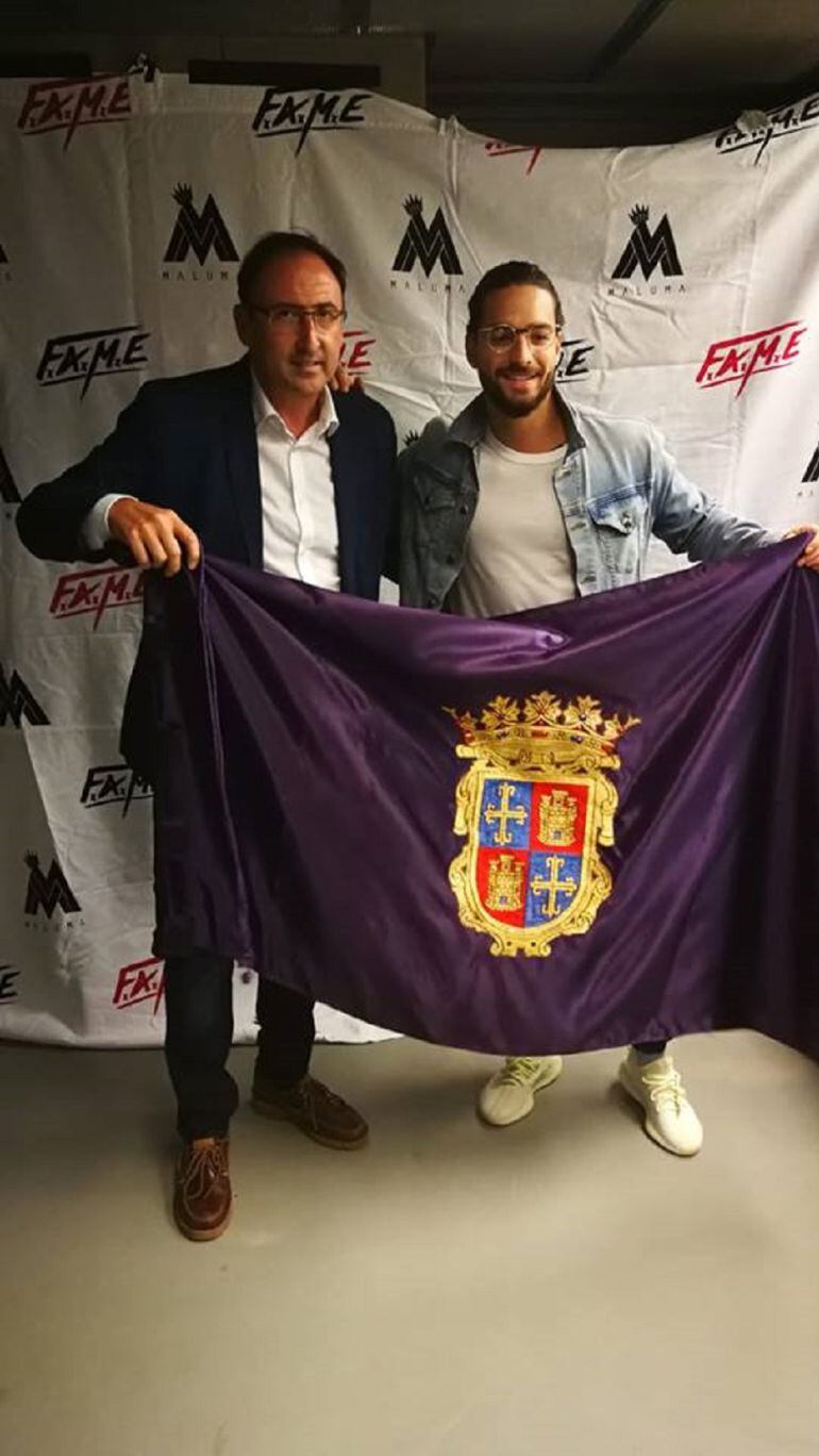 Maluma junto al Alcalde de Palencia, Alfonso Polanco, antes del concierto