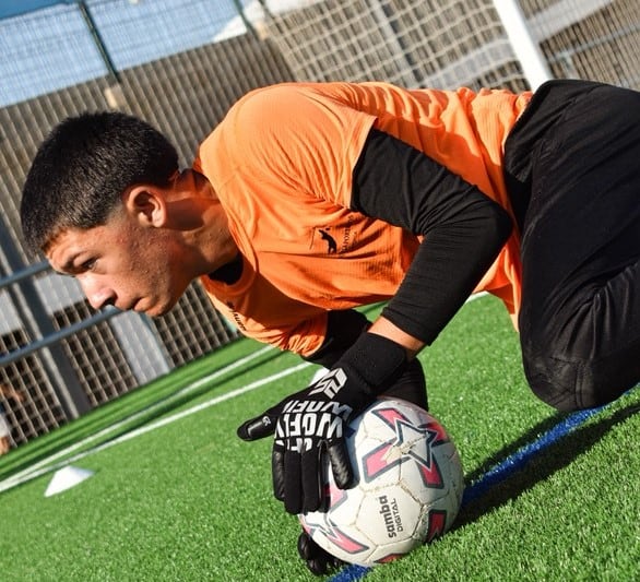 Un dels joves entrenant a l'Escola.