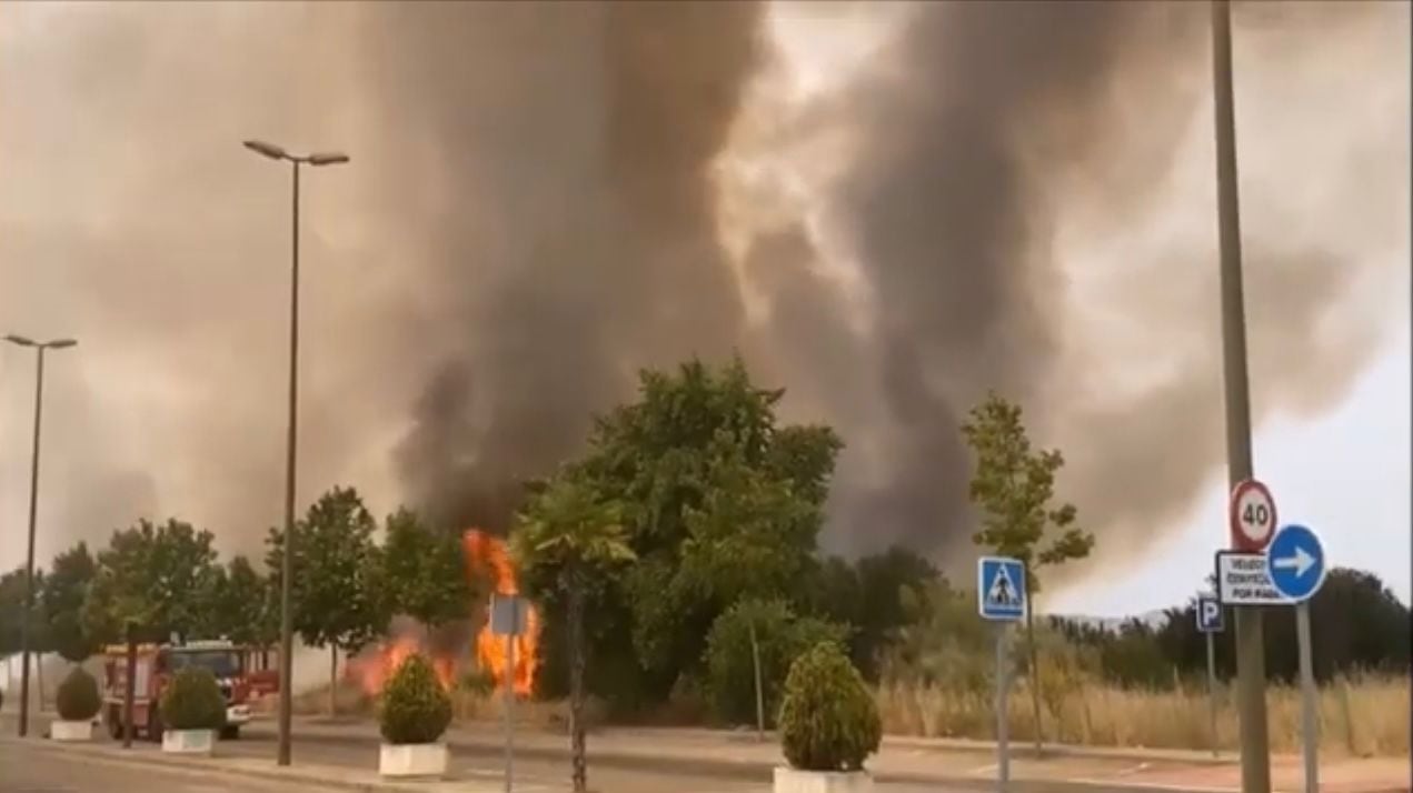 Incendio en las inmediaciones del Parque Comercial &#039;El Golf&#039;