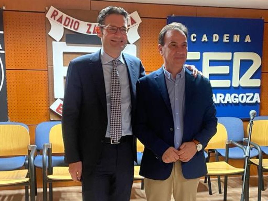 El presidente del Grupo PRISA, Joseph Joseph Oughourlian, y el director de la Cadena SER Aragón, Chema Tejerina, en los estudios centrales de Radio Zaragoza