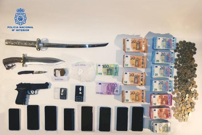 27.000 euros en efectivo, nueve teléfonos móviles, una catana y un machete de grandes dimensiones