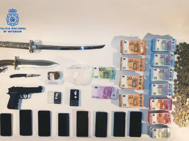 27.000 euros en efectivo, nueve teléfonos móviles, una catana y un machete de grandes dimensiones