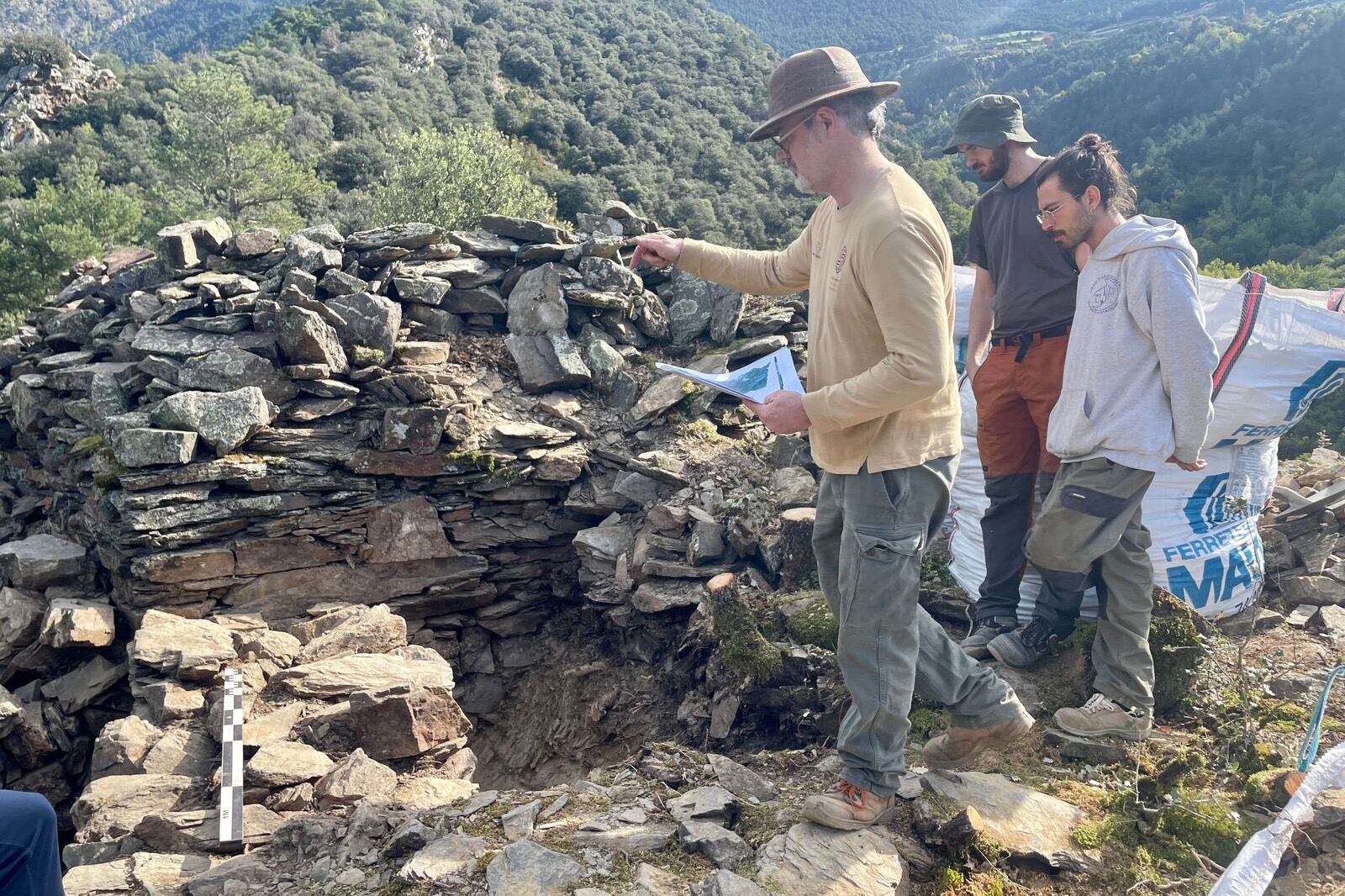 Treballs d'excavació al castell de Bragafolls, a Sant Julià de Lòria