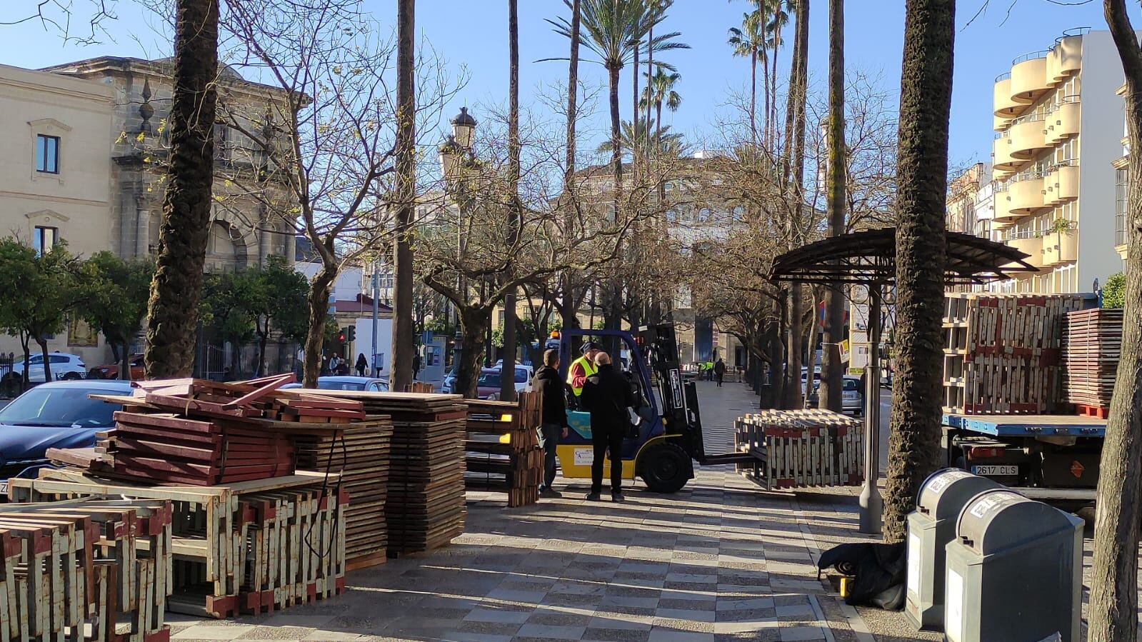 El montaje de los palcos ha comenzado por la Alameda Cristina