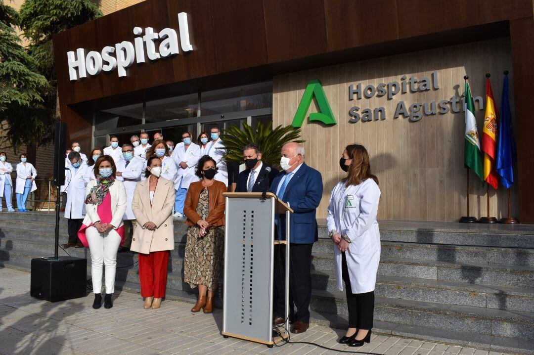 Jesús Aguirre, Consejero de Salud y Familias, atiende a los medios en Linares