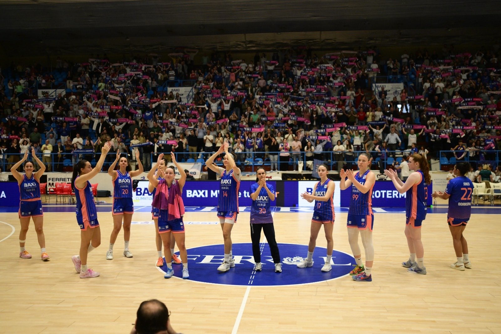 Las jugadoras se despiden de la afición de A Malata tras la victoria de este sábado ante Innova TSN Leganés (foto: Baxi Ferrol)