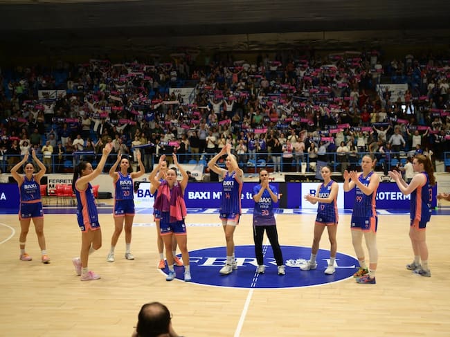 Las jugadoras se despiden de la afición de A Malata tras la victoria de este sábado ante Innova TSN Leganés (foto: Baxi Ferrol)