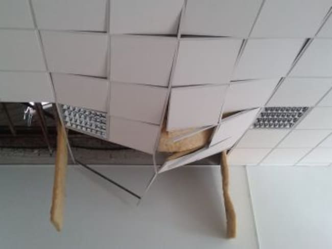 Falso techo del aula del Colegio Público Colón en Córdoba