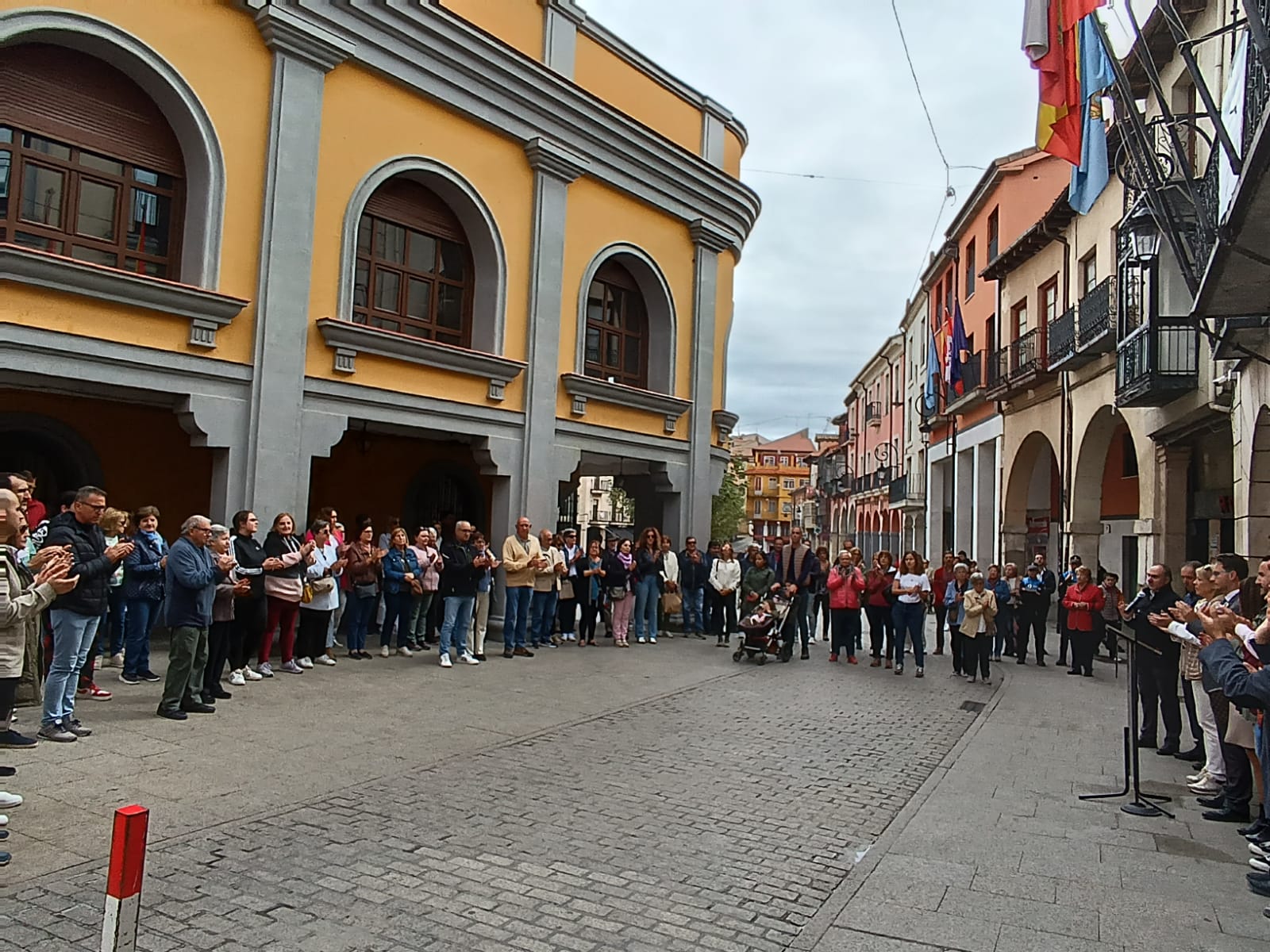 Con un aplauso ha culminado el minuto de silencio por la víctima del homicidio de la calle Benjamín Palencia en Aranda