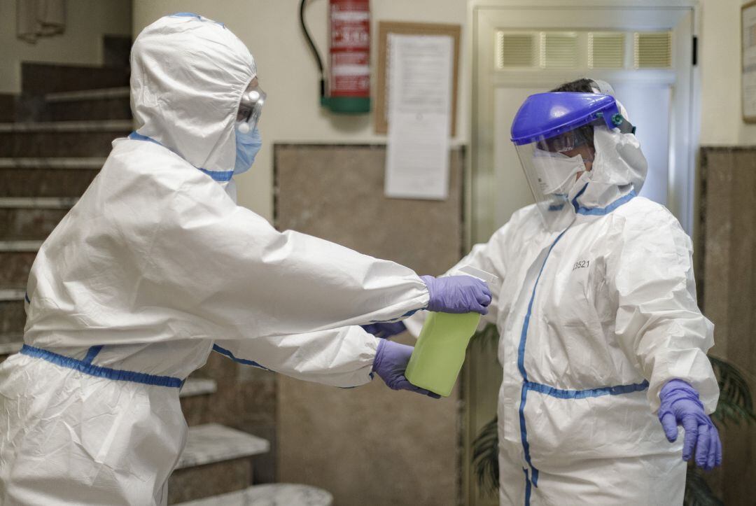 Un sanitario desinfecta a otro sanitario.