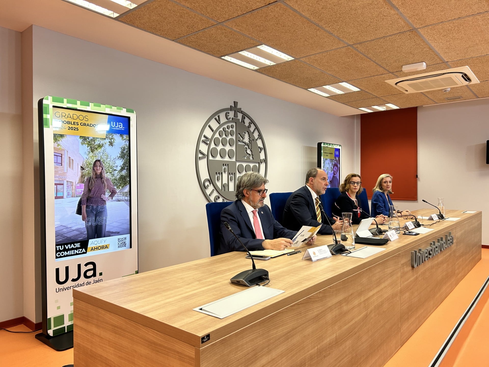 El rector de la UJA, Nicolás Ruiz (segundo por la izqda), durante la presentación de los grados del curso 2024/2025.