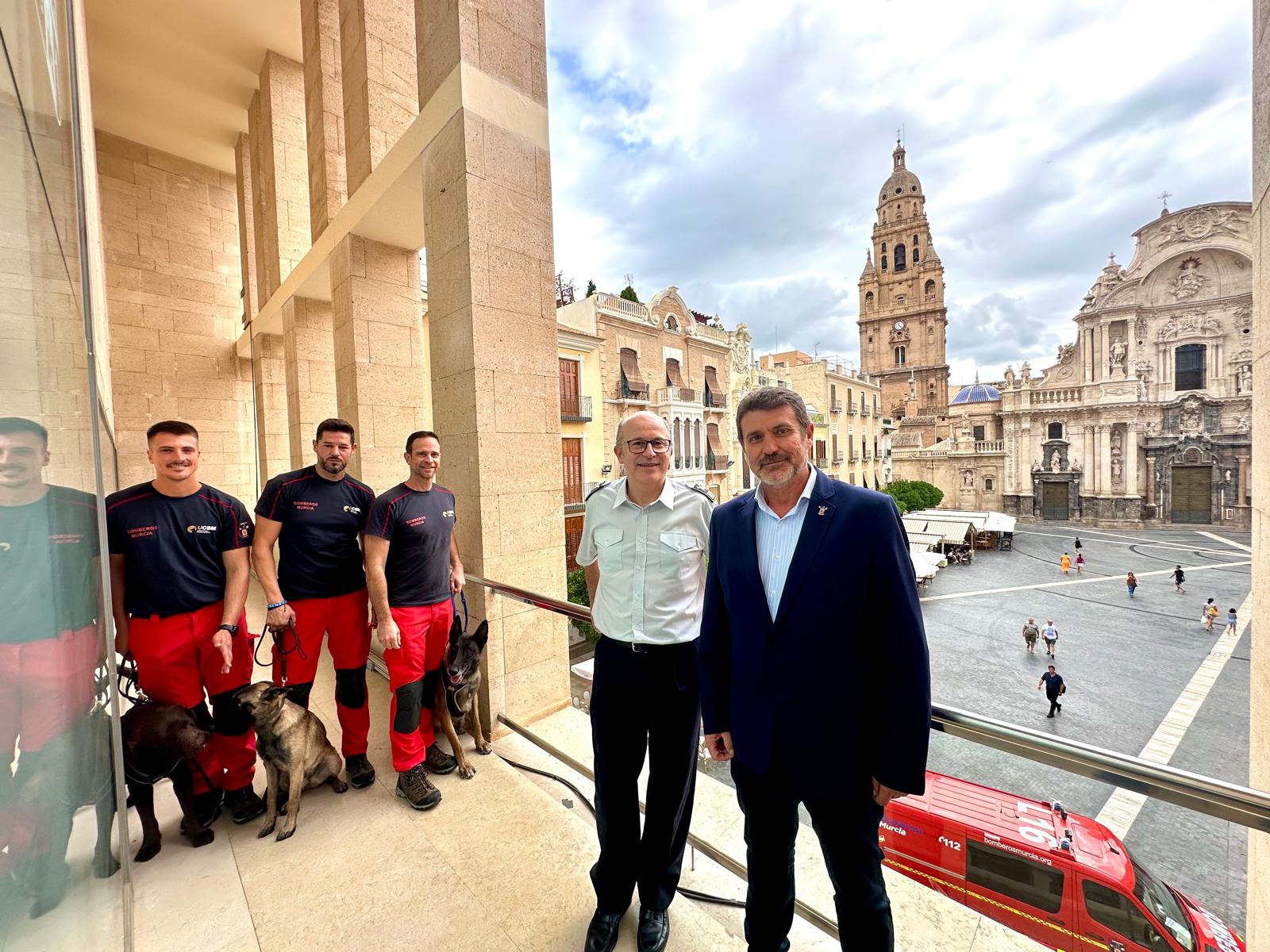 Fulgencio Perona, concejal de Seguridad Ciudadana y Emergencias en la presentación de la Unidad Canina de Bomberos