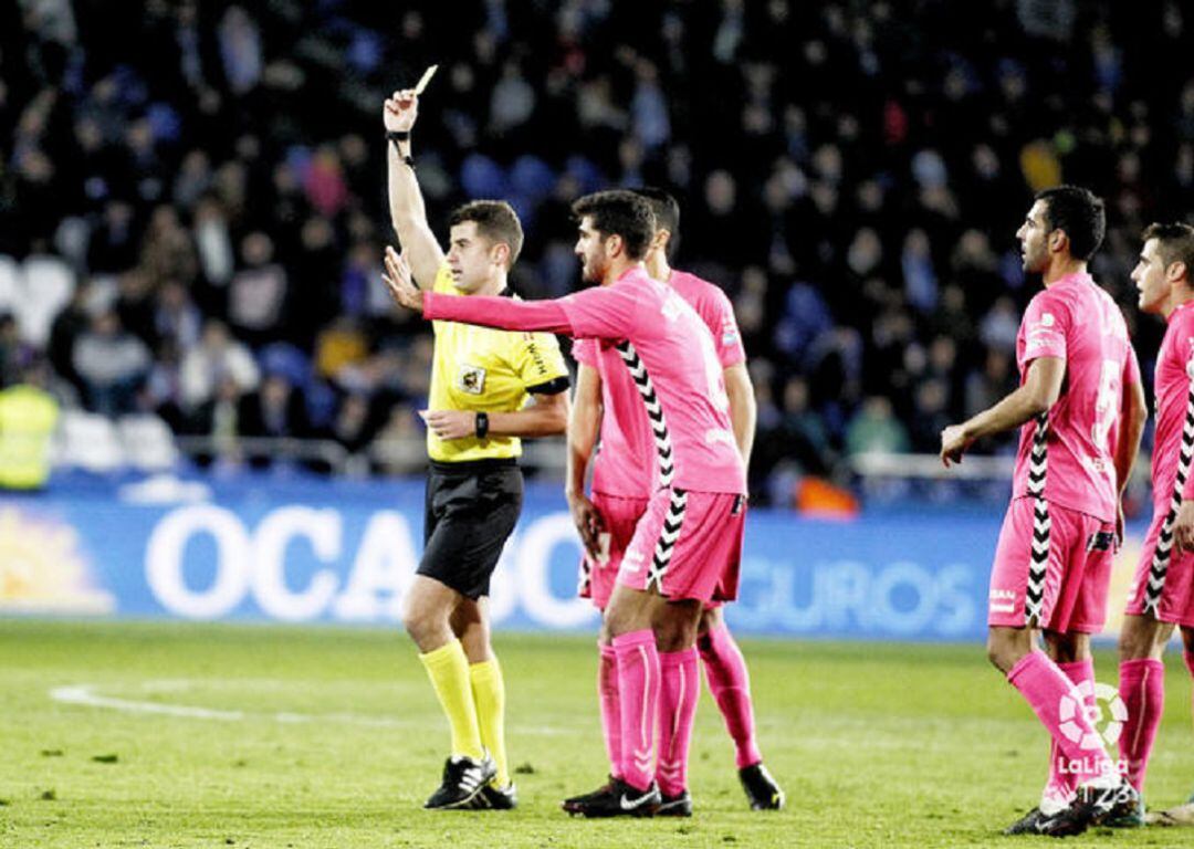 El trencilla catalán muestra una cartulina en el derbi gallego Deportivo - Lugo