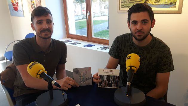 Javier Higuera (bajo y coros) y Álex Flores, miembros de Lunatic Catz.