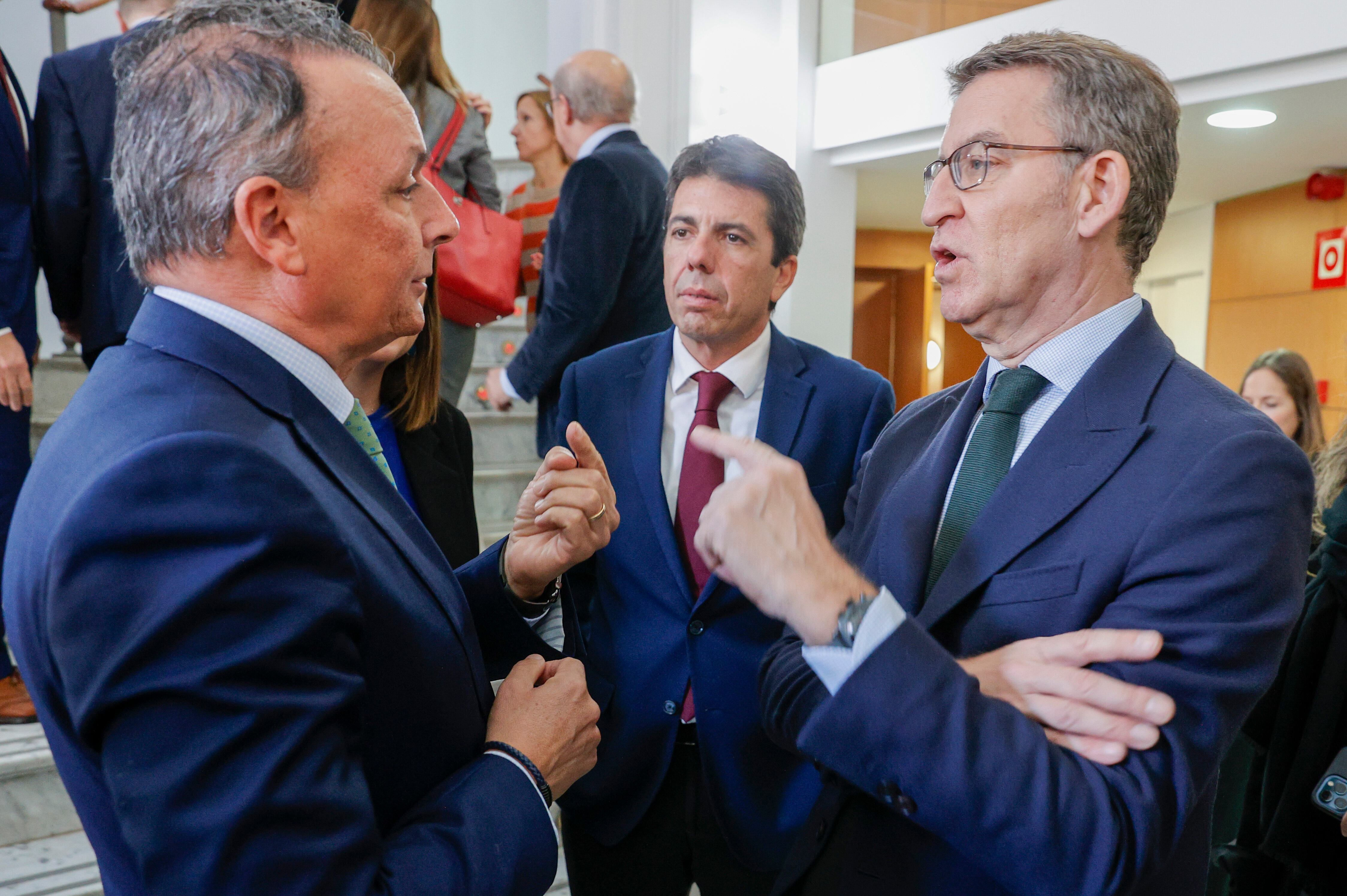 El presidente del Partido Popular, Alberto Núñez Feijóo (dcha) ,junto al presidente del PPCV, Carlos Mazón (c) y el presidente de la CEV, Salvador Navarro, momentos antes de mantener una reunión con la Confederación Empresarial de la Comunitat Valenciana.