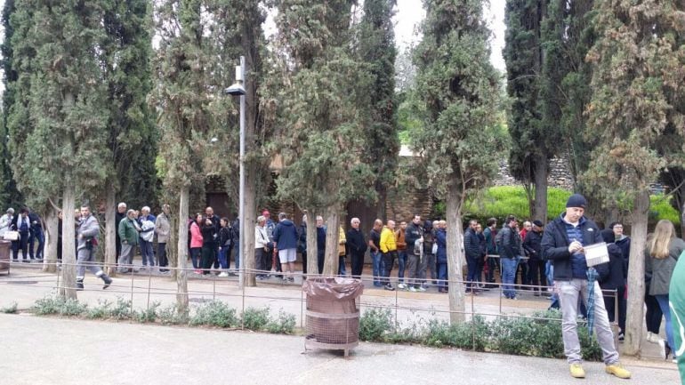 Colas en las taquillas de la Alhambra (Granada)