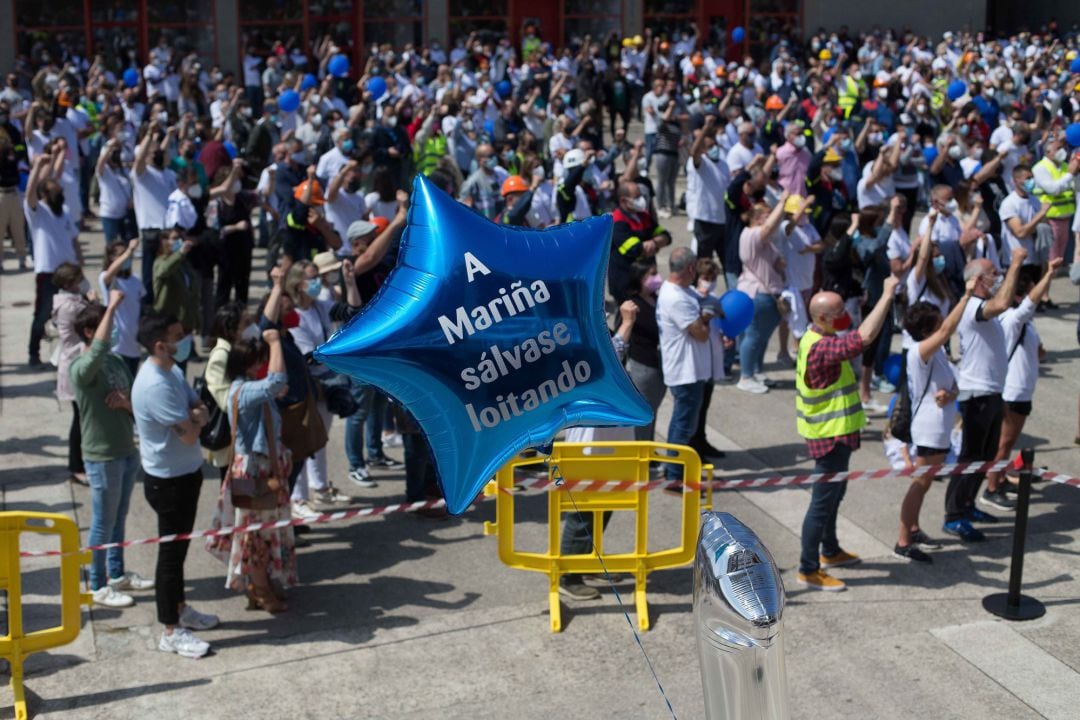 Varias personas participan en una concentración en conmemoración del año de “lucha” por la planta de aluminio y los puestos de trabajo de Alcoa San Cervo, en la Praza do Concello de Xove, a 30 de mayo de 2021, en Xove, Lugo, Galicia (España)