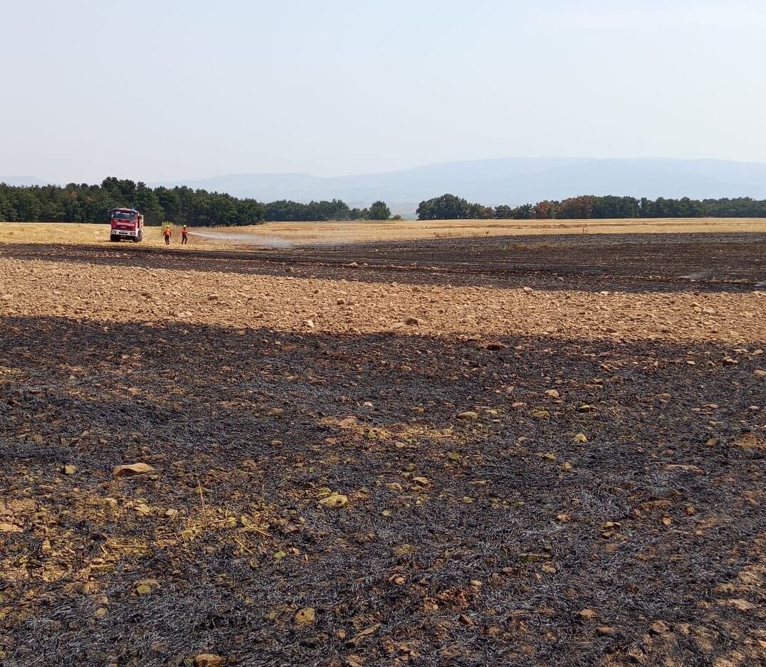 Bomberos del CEIS en Nájera controlan un nuevo incendio en la zona de Cañas