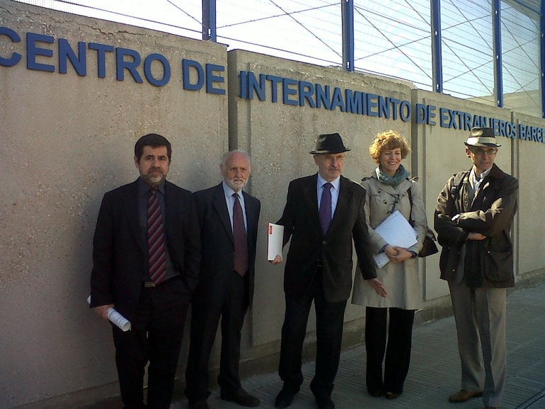 El Síndic de Greuges, Rafael Ribó, i el seu equip, a les portes del Centre d&#039;Internament d&#039;Estrangers de Barcelona