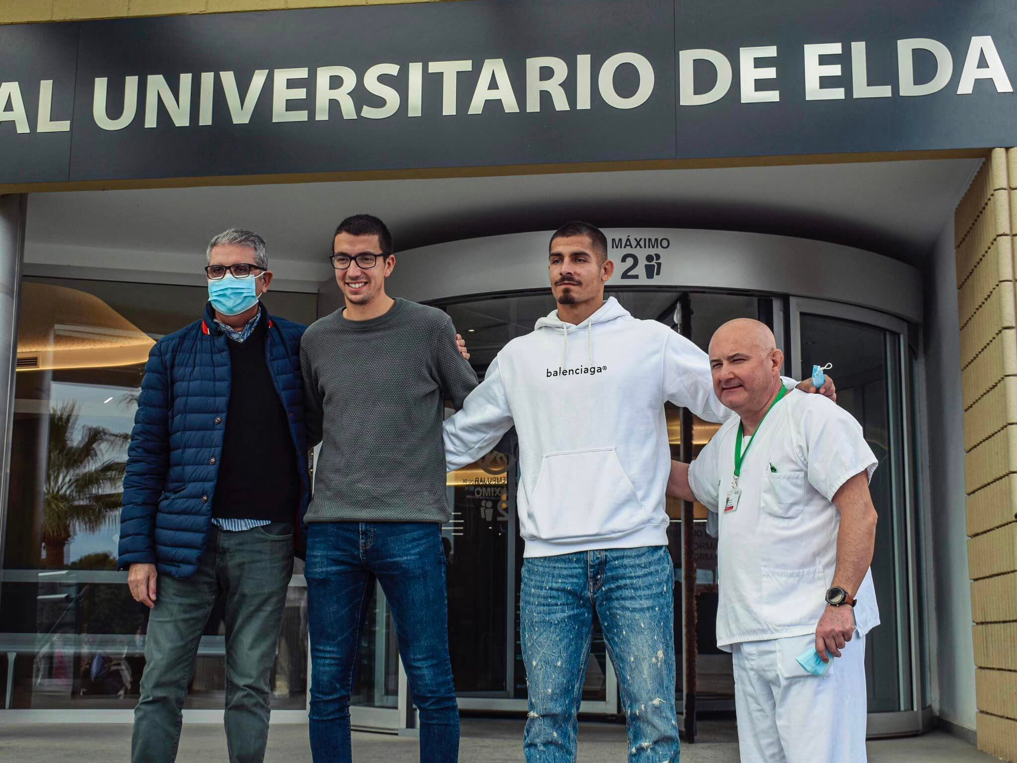 El directivo José Antonio Castilla y los futbolistas Guille Vallejo y Pedro Capó con un responsable sanitario