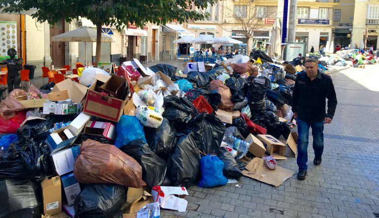 La plaza Uncibay de Málaga es domingo a mediodía