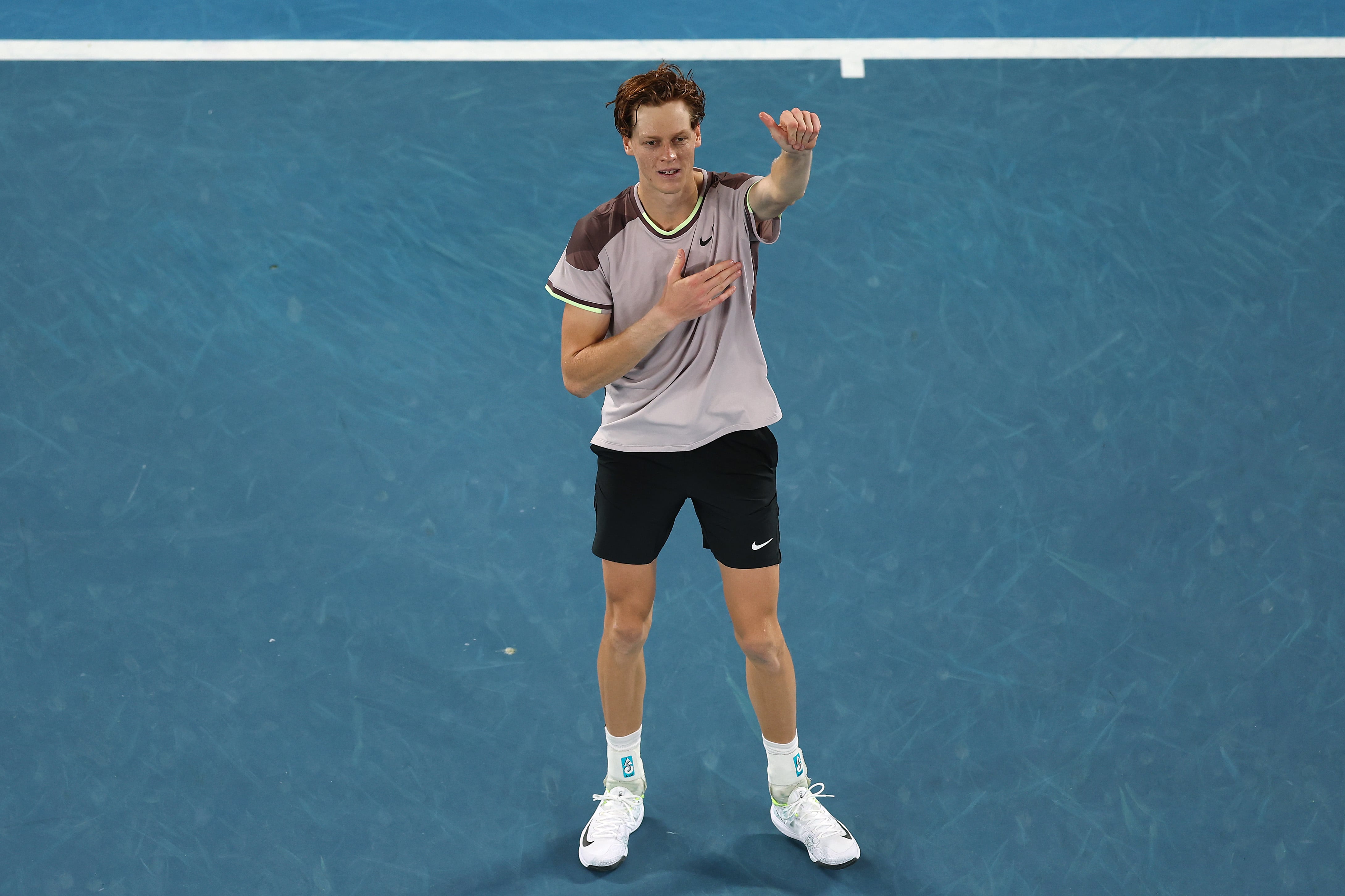 Jannik Sinner celebra su primer Grand Slam contra Daniil Medvedev durante el Australian Open en Melbourne Park. (Photo by Julian Finney/Getty Images)