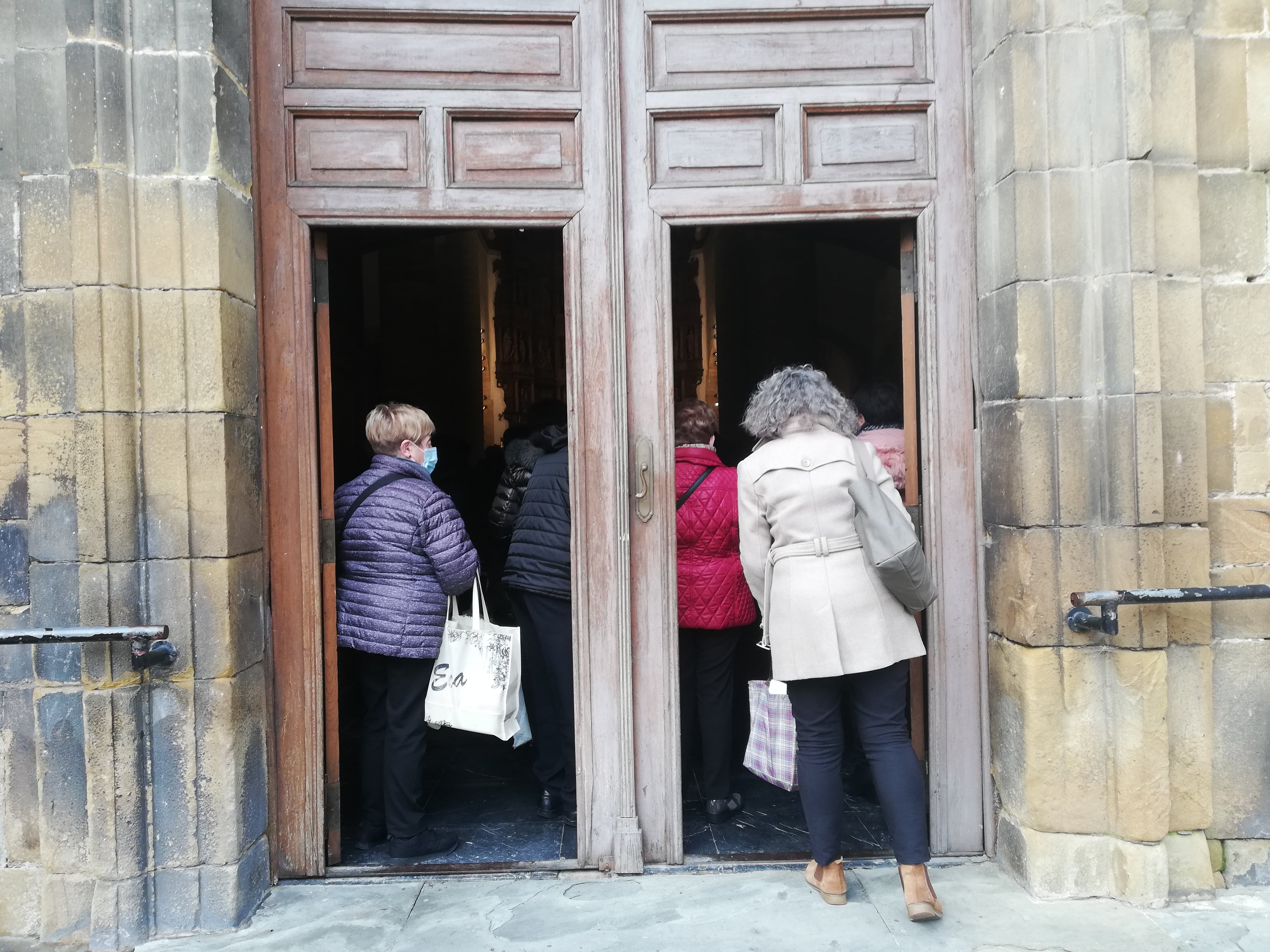 Decenas de personas han acudido a la bendición de los san blases en la Parroquia San Andrés de Eibar