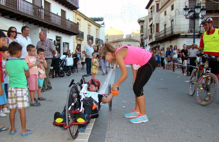 La reina de las fiestas recibe el relevo de Mila López Vernet