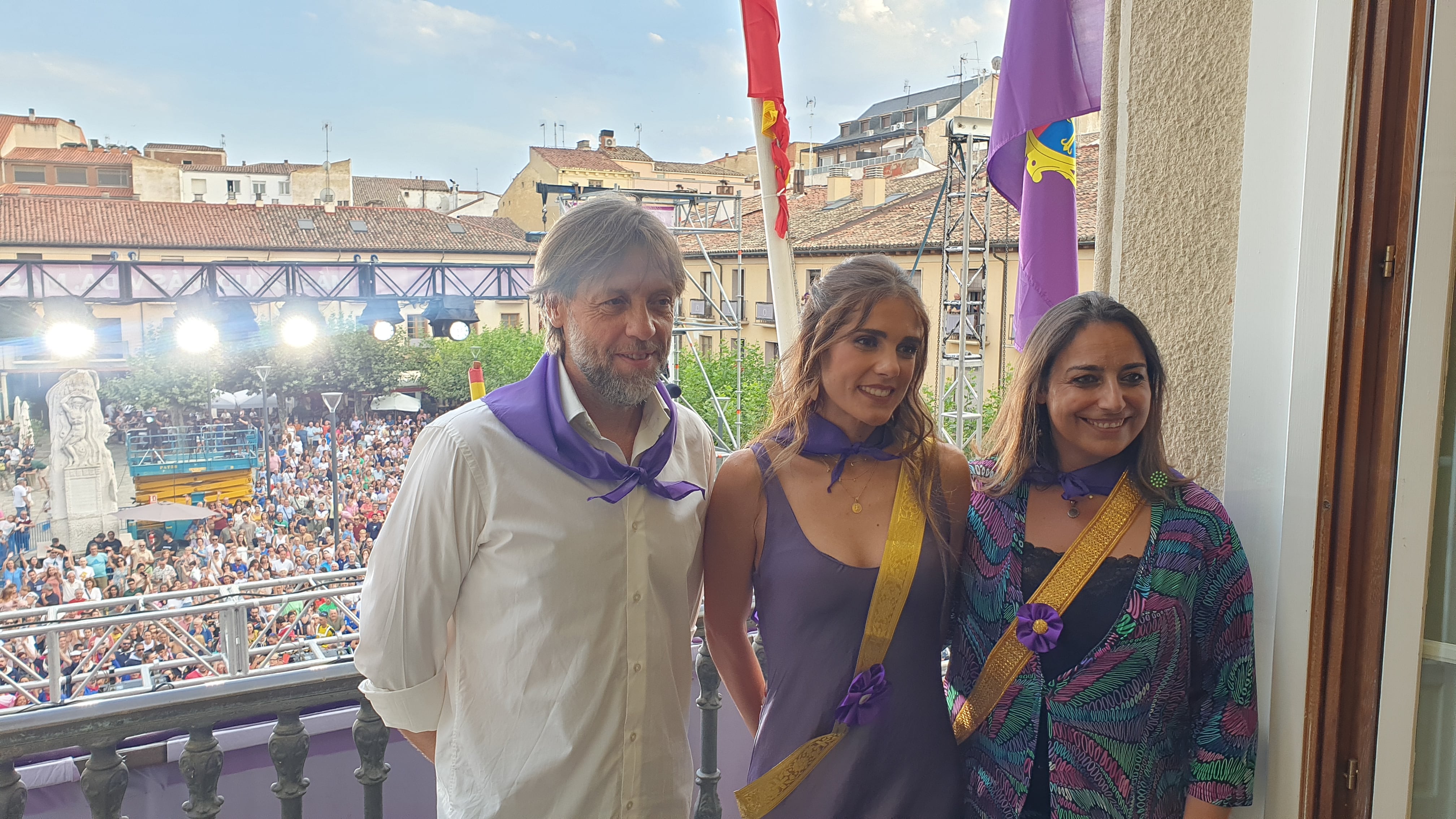 La pregonera Marta García Alonso (c), junto a la alcaldesa de Palencia, Miriam Andrés y el concejal de Cultura y Fiestas, Fran Fernández