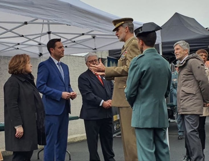 Felipe VI departe con el alcalde de Burgos, Daniel de la Rosa, en la visita del Rey a la Guardia Civil en Sarria, Lugo