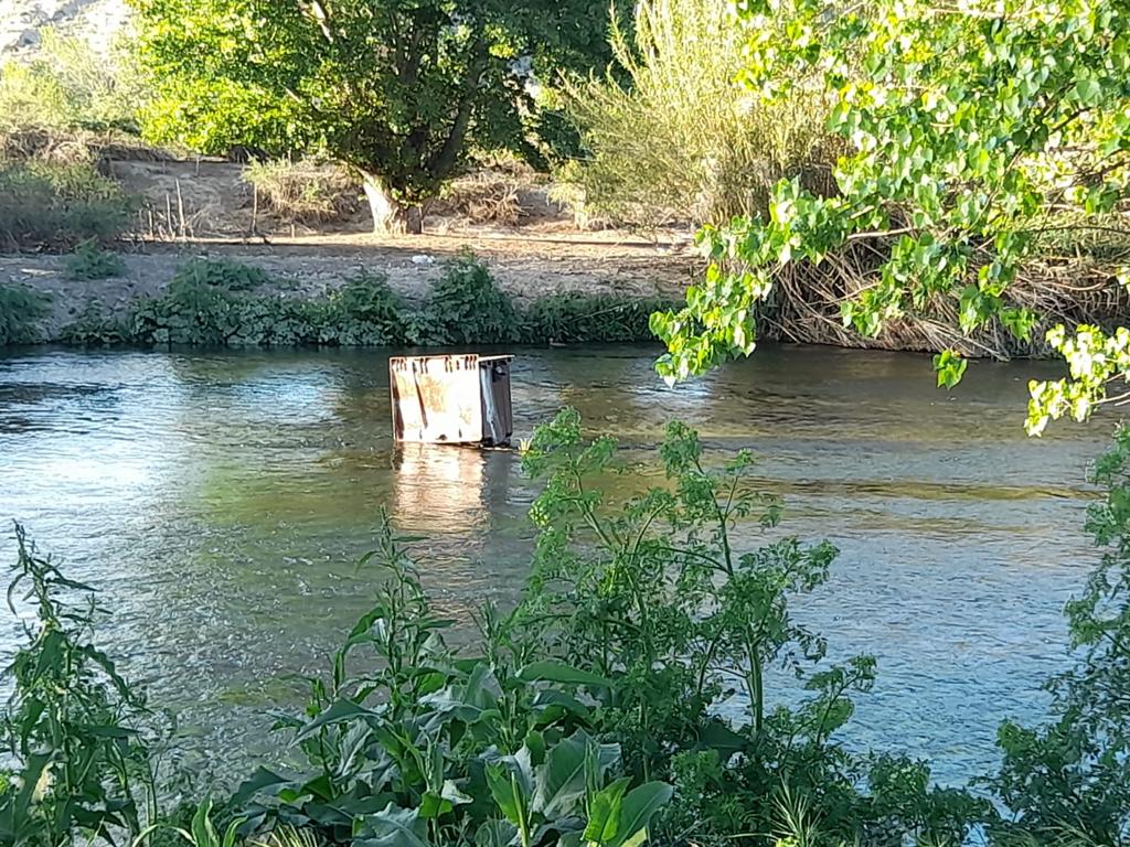 Un electrodoméstico arrojado al río Manzanares en una imagen de archivo