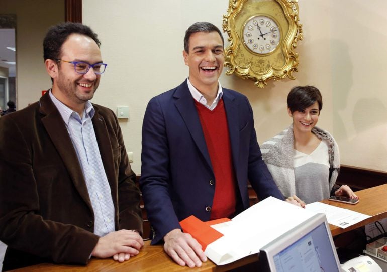 El secretario general del PSOE, Pedro Sánchez (d), acompañado por el portavoz de su grupo en el Congreso, Antonio Hernando