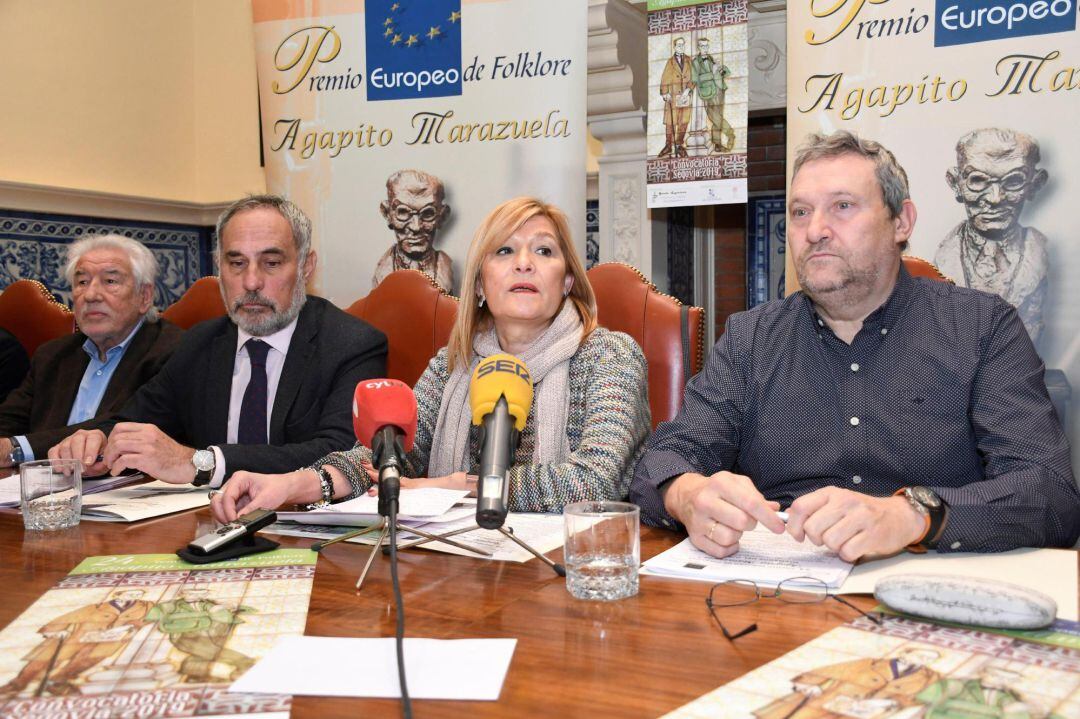 El Fiscal de Delitos Económicos de la Fiscalía de Madrid, Joaquín González (2i), que ha presidido el jurado del 24 Premio Europeo de Folklore 'Agapito Marazuela', de quien era discípulo, junto al miembro del jurado Manuel Núñez Encabo, presidente de la Fundación Antonio Machado (1i), en el momento de dar a conocer el ganador del galardón, que ha raceído en el Museo 'Ángel Orensaz y Artes de Serrablo', en el Puente de Sabiñánigo (Huesca), junto a la concejal del Ayuntamiento de Segovia, Raquel de Frutos (2d) y al presidente de la Asociación Ronda Segoviana, convocante del premio, Carmelo Gozalo (1d). 