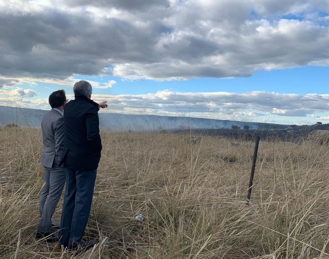 El alcalde José Luis Rivas (d) y el teniente de alcalde, Óscar Arroyo, acudieron a la zona del fuego