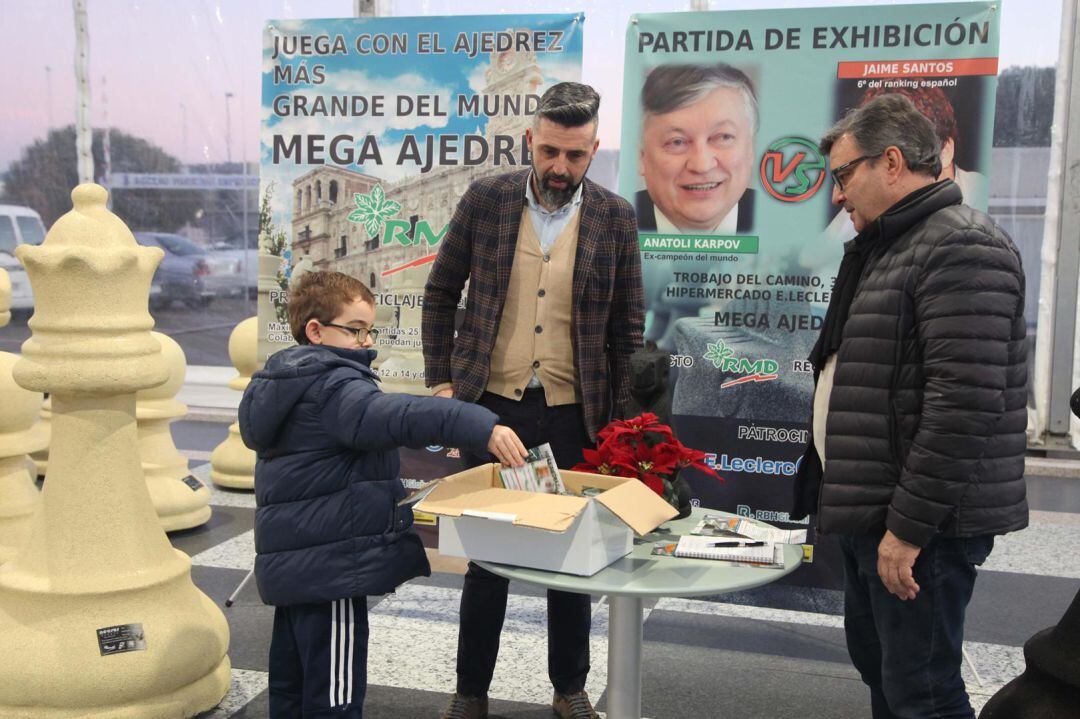 Daniel Giganto, de 7 años, jugará con Karpov y Jaime Santos