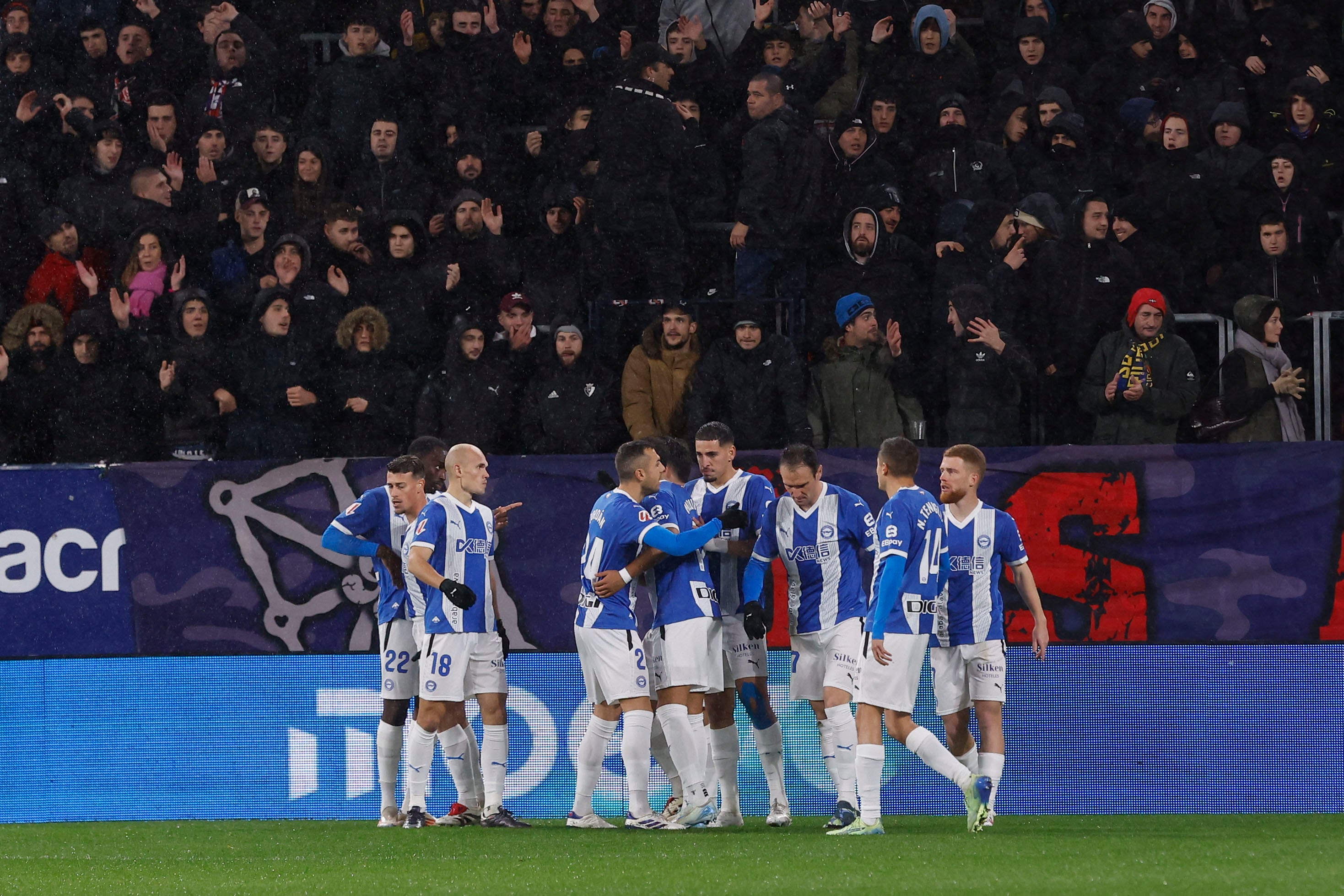 PAMPLONA, 08/12/2024.- Los jugadores del Alavés celebran el gol de Kike García este domingo, durante el partido de la jornada 16 de LaLiga EA Sports, entre el Osasuna y el Alavés, en el Estadio El SADAR de Pamplona. EFE/ Villar López
