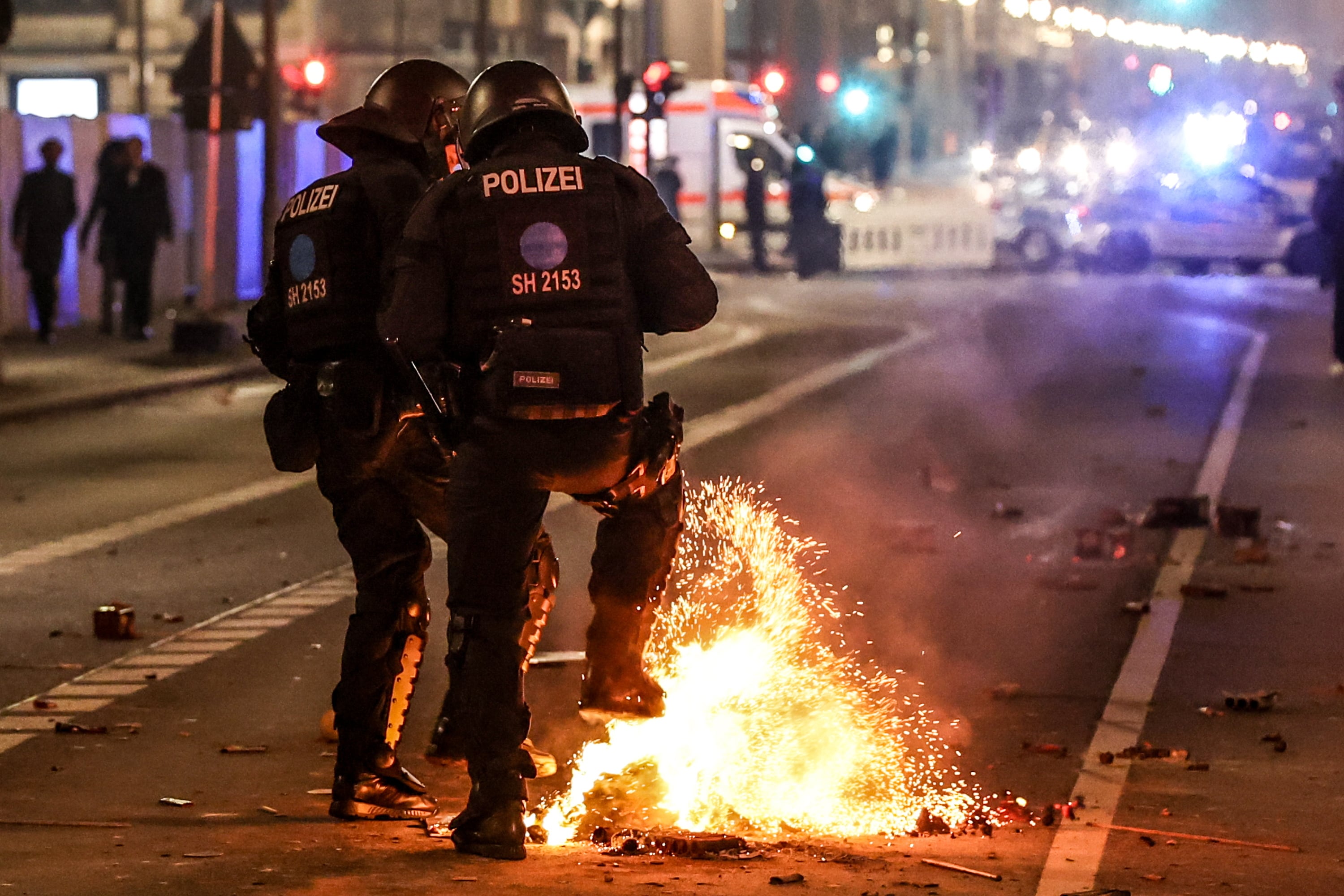 Berlin (Germany), 01/01/2025.- Riot police officers attempt to put out the flames from an exploded pyrotechnic during the New Year&#039;s celebrations in Berlin, Germany, 01 January 2025. (Alemania) EFE/EPA/FILIP SINGER
